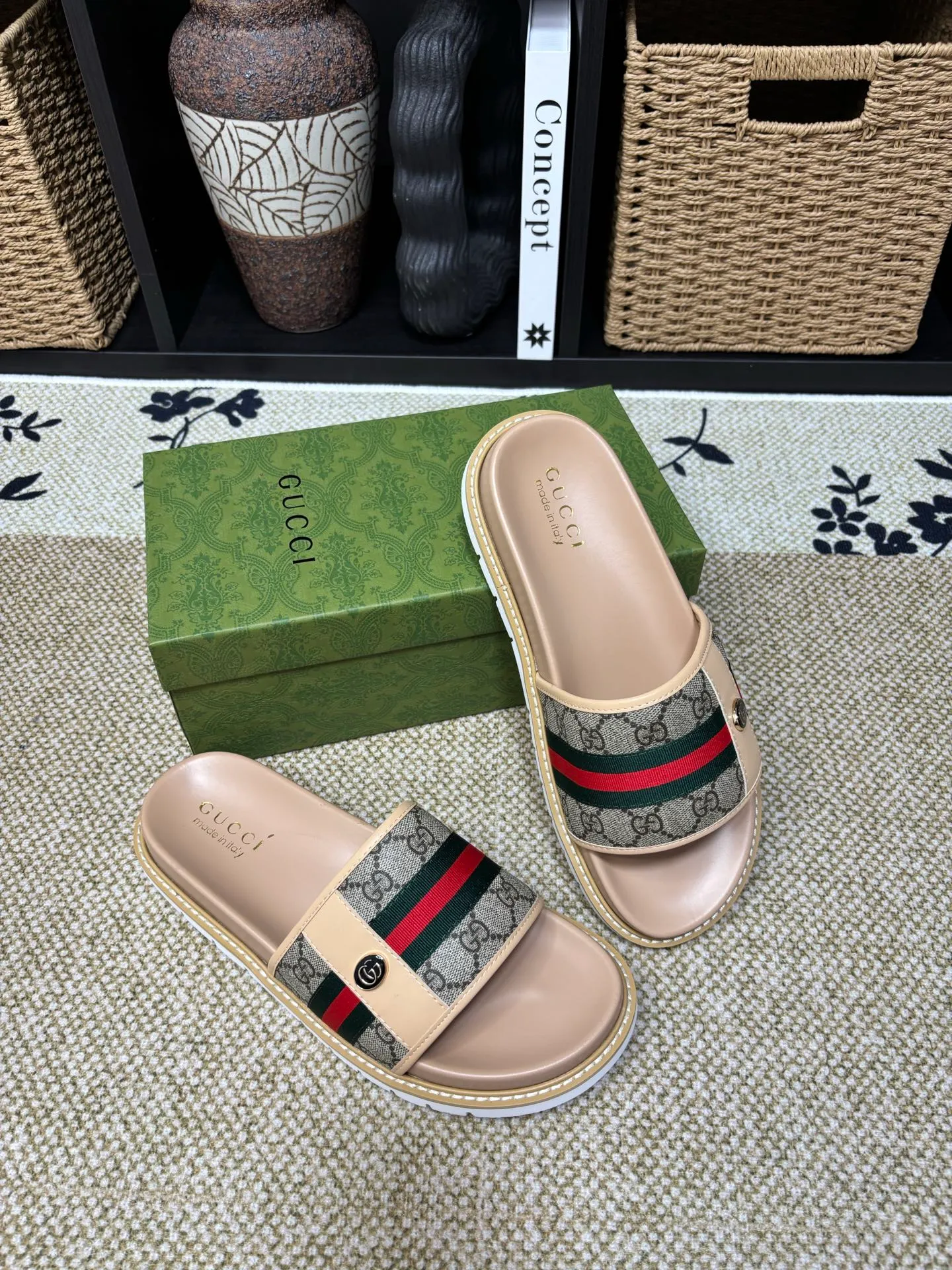 Factory 💰 300 yuan Gucci slippers] high-end men's shoes brand official website 1:1 latest masterpiece: original mold customization, the fabric is made of imported original materials, upgraded outsole, lighter and non-slip. The market's top quality, simple yet tasteful, a must-have for fashionistas, fashionable at your feet, full of confidence, the same style at the counter 👍The season of summer slippers is here. Code: 38-45 (45 customized)